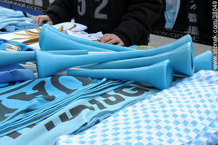 Recibimiento de la Selección Uruguaya de Fútbol en la rambla de Pocitos de Montevideo el 13 de Julio de 2010.  Vuvuzelas celestes y bufandas. -  - URUGUAY. Foto No. 38049