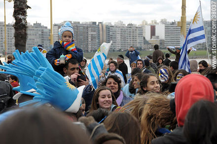 Recibimiento de la Selección Uruguaya de Fútbol en la rambla de Pocitos de Montevideo el 13 de Julio de 2010. -  - URUGUAY. Foto No. 38037