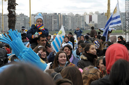 Recibimiento de la Selección Uruguaya de Fútbol en la rambla de Pocitos de Montevideo el 13 de Julio de 2010.  Bebé celeste. -  - URUGUAY. Foto No. 38036