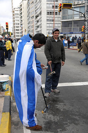 Recibimiento de la Selección Uruguaya de Fútbol en la rambla de Pocitos de Montevideo el 13 de Julio de 2010.  Limpiavidrios celestes. -  - URUGUAY. Foto No. 38033
