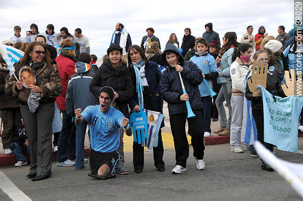 Recibimiento de la Selección Uruguaya de Fútbol en la rambla de Pocitos de Montevideo el 13 de Julio de 2010.  Señoras fanáticas de Abreu y Forlán. -  - URUGUAY. Foto No. 38029