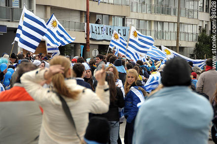 Recibimiento de la Selección Uruguaya de Fútbol en la rambla de Pocitos de Montevideo el 13 de Julio de 2010.  Banderas. -  - URUGUAY. Foto No. 38028