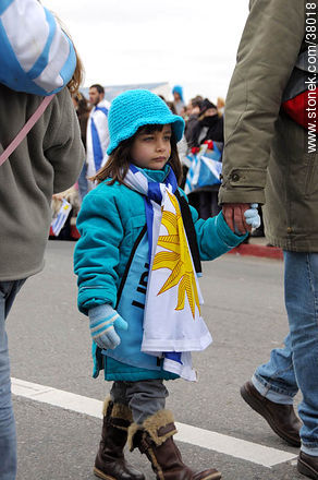 Recibimiento de la Selección Uruguaya de Fútbol en la rambla de Pocitos de Montevideo el 13 de Julio de 2010.  Niña celeste. -  - URUGUAY. Foto No. 38018