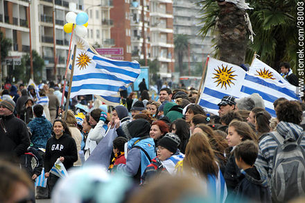 Recibimiento de la Selección Uruguaya de Fútbol en la rambla de Pocitos de Montevideo el 13 de Julio de 2010.  Multitud en espera de la caravana. -  - URUGUAY. Foto No. 38003