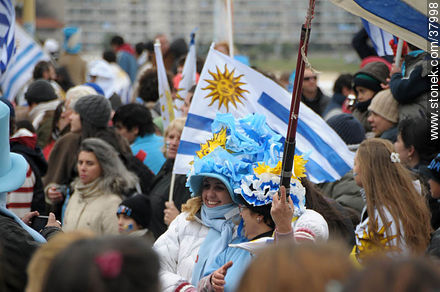 Recibimiento de la Selección Uruguaya de Fútbol en la rambla de Pocitos de Montevideo el 13 de Julio de 2010.  Señoras con sombreros extravagantes. -  - URUGUAY. Foto No. 37998