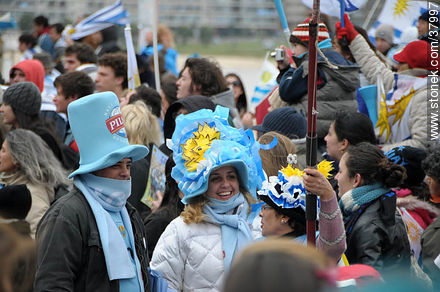 Recibimiento de la Selección Uruguaya de Fútbol en la rambla de Pocitos de Montevideo el 13 de Julio de 2010.  Señoras con sombreros extravagantes. -  - URUGUAY. Foto No. 37997