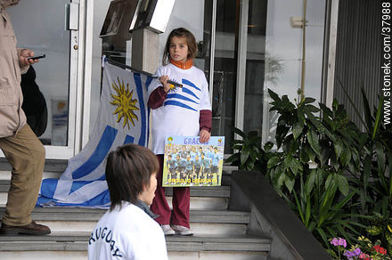 Recibimiento de la Selección Uruguaya de Fútbol en la rambla de Pocitos de Montevideo el 13 de Julio de 2010.  Niña provista con todo lo necesario para el recibimiento. -  - URUGUAY. Foto No. 37988