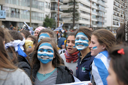 Recibimiento de la Selección Uruguaya de Fútbol en la rambla de Pocitos de Montevideo el 13 de Julio de 2010.  Franjas celestes -  - URUGUAY. Foto No. 37982
