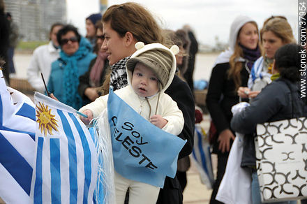 Recibimiento de la Selección Uruguaya de Fútbol en la rambla de Pocitos de Montevideo el 13 de Julio de 2010.  Bebé celeste. -  - URUGUAY. Foto No. 37954