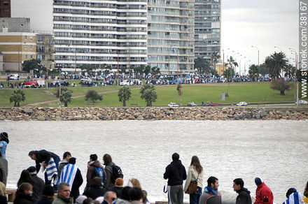 Recibimiento de la Selección Uruguaya de Fútbol en la rambla de Pocitos de Montevideo el 13 de Julio de 2010.  Se acerca la caravana. -  - URUGUAY. Foto No. 38167