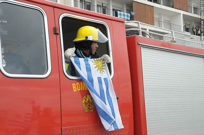 Recibimiento de la Selección Uruguaya de Fútbol en la rambla de Pocitos de Montevideo el 13 de Julio de 2010.  Bombero seguidor. -  - URUGUAY. Foto No. 38152