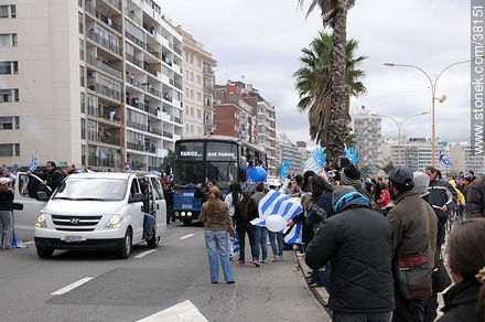 Recibimiento de la Selección Uruguaya de Fútbol en la rambla de Pocitos de Montevideo el 13 de Julio de 2010. -  - URUGUAY. Foto No. 38151