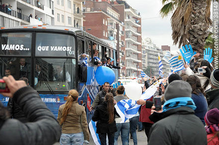 Recibimiento de la Selección Uruguaya de Fútbol en la rambla de Pocitos de Montevideo el 13 de Julio de 2010.  -  - URUGUAY. Foto No. 38149