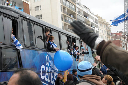 Recibimiento de la Selección Uruguaya de Fútbol en la rambla de Pocitos de Montevideo el 13 de Julio de 2010. -  - URUGUAY. Foto No. 38145