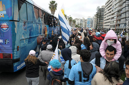 Recibimiento de la Selección Uruguaya de Fútbol en la rambla de Pocitos de Montevideo el 13 de Julio de 2010. -  - URUGUAY. Foto No. 38133