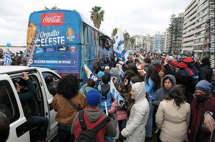 Recibimiento de la Selección Uruguaya de Fútbol en la rambla de Pocitos de Montevideo el 13 de Julio de 2010. -  - URUGUAY. Foto No. 38131