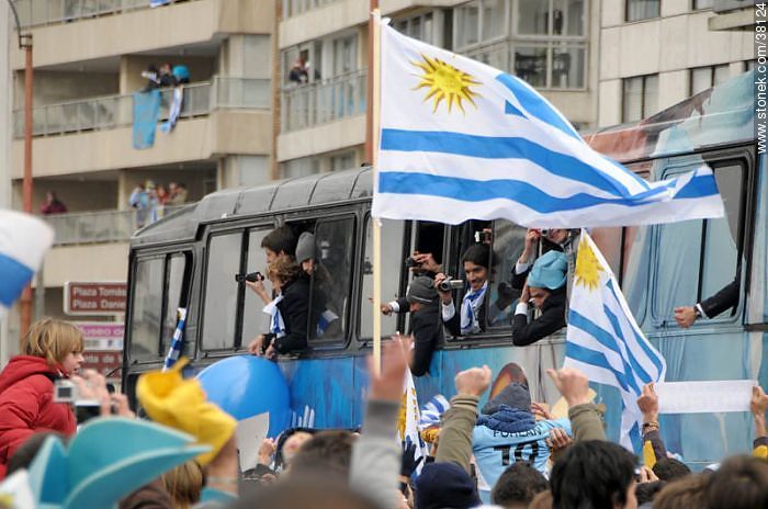 Recibimiento de la Selección Uruguaya de Fútbol en la rambla de Pocitos de Montevideo el 13 de Julio de 2010. -  - URUGUAY. Foto No. 38124