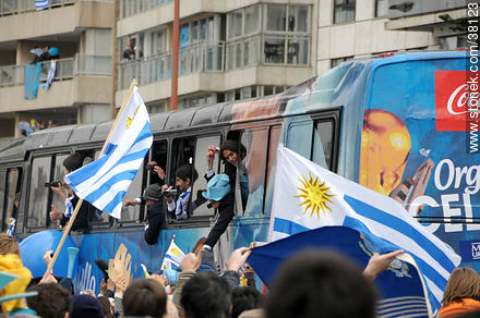 Recibimiento de la Selección Uruguaya de Fútbol en la rambla de Pocitos de Montevideo el 13 de Julio de 2010.  Algarabía. -  - URUGUAY. Foto No. 38123