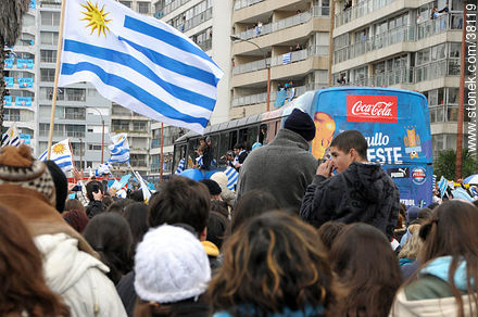 Recibimiento de la Selección Uruguaya de Fútbol en la rambla de Pocitos de Montevideo el 13 de Julio de 2010. -  - URUGUAY. Foto No. 38119