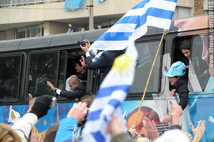 Recibimiento de la Selección Uruguaya de Fútbol en la rambla de Pocitos de Montevideo el 13 de Julio de 2010. -  - URUGUAY. Foto No. 38113