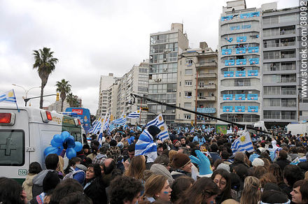 Recibimiento de la Selección Uruguaya de Fútbol en la rambla de Pocitos de Montevideo el 13 de Julio de 2010. -  - URUGUAY. Foto No. 38092