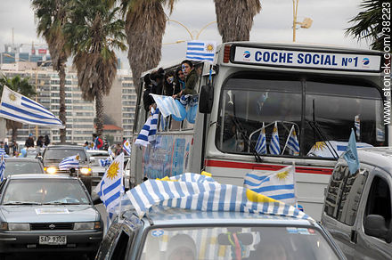 Recibimiento de la Selección Uruguaya de Fútbol en la rambla de Pocitos de Montevideo el 13 de Julio de 2010. -  - URUGUAY. Foto No. 38223