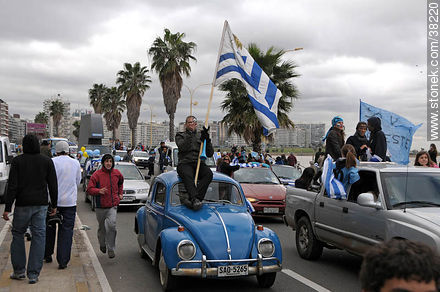 Recibimiento de la Selección Uruguaya de Fútbol en la rambla de Pocitos de Montevideo el 13 de Julio de 2010. -  - URUGUAY. Foto No. 38220