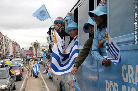 Recibimiento de la Selección Uruguaya de Fútbol en la rambla de Pocitos de Montevideo el 13 de Julio de 2010. -  - URUGUAY. Foto No. 38212