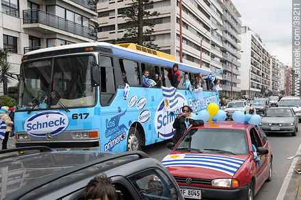 Recibimiento de la Selección Uruguaya de Fútbol en la rambla de Pocitos de Montevideo el 13 de Julio de 2010. -  - URUGUAY. Foto No. 38211