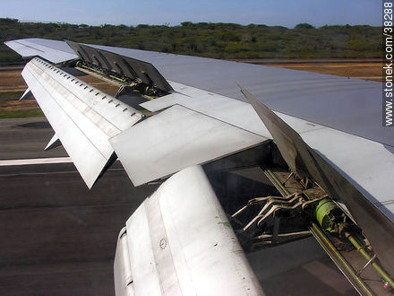 Flaps bajos y alerones arriba para el frenado en el aterrizaje -  - IMÁGENES VARIAS. Foto No. 38288