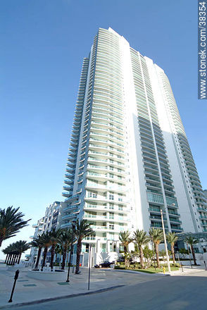 Brickell Bay Drive and SE 14th St - State of Florida - USA-CANADA. Photo #38354