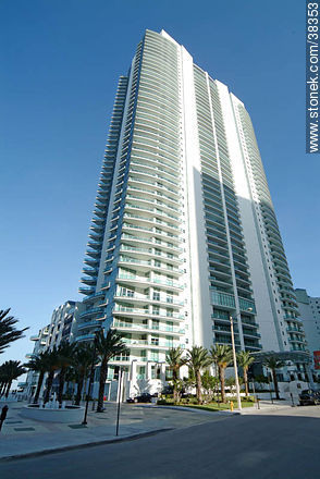 Brickell Bay Drive and SE 14th St - State of Florida - USA-CANADA. Photo #38353