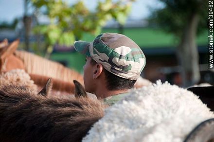 Soldado entre caballos - Departamento de Tacuarembó - URUGUAY. Foto No. 39482