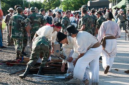Repartiendo el armamento - Departamento de Tacuarembó - URUGUAY. Foto No. 39461