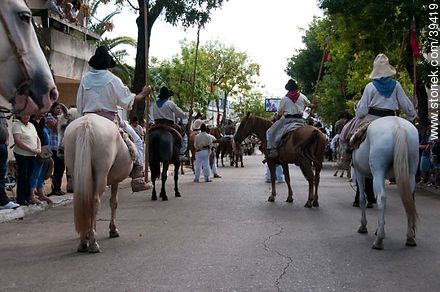 Desfile por la calle 18 de Julio de Tacuarembó - Departamento de Tacuarembó - URUGUAY. Foto No. 39419