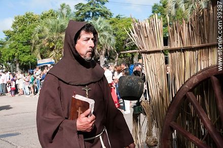 Cura con biblia. - Departamento de Tacuarembó - URUGUAY. Foto No. 39387