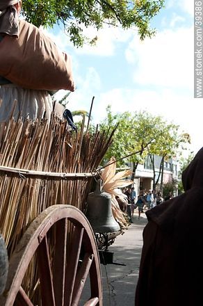 Campana en carro - Departamento de Tacuarembó - URUGUAY. Foto No. 39386