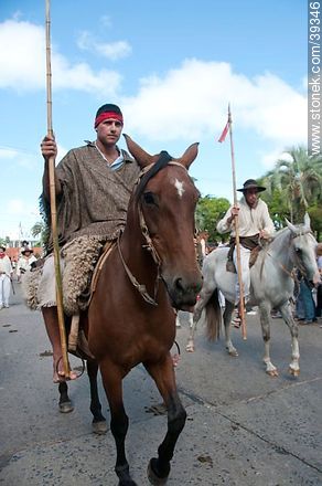 Paisanos con lanzas - Departamento de Tacuarembó - URUGUAY. Foto No. 39346