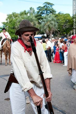 Anciano con fusil de La Redota - Departamento de Tacuarembó - URUGUAY. Foto No. 39341