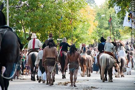 Desfile de La Redota por la calle 18 de Julio - Departamento de Tacuarembó - URUGUAY. Foto No. 39332