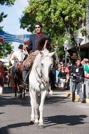Artigas en su caballo blanco - Departamento de Tacuarembó - URUGUAY. Foto No. 39302