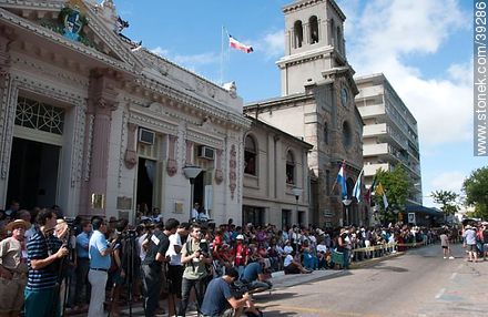 Público expectante en la calle 18 de Julio. Intendencia Municipal y catedral. - Departamento de Tacuarembó - URUGUAY. Foto No. 39286