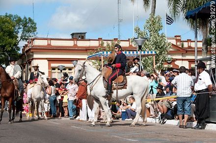Artigas realizando una proclama - Departamento de Tacuarembó - URUGUAY. Foto No. 39279