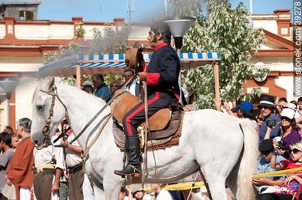 Artigas realizando una proclama - Departamento de Tacuarembó - URUGUAY. Foto No. 39278