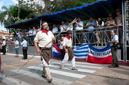 Gauchos con lanzas, pistolas y boleadoras - Departamento de Tacuarembó - URUGUAY. Foto No. 39270