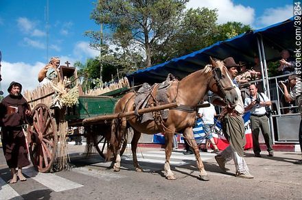 La Virgen y el Cura - Departamento de Tacuarembó - URUGUAY. Foto No. 39264