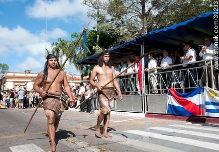 Indios con lanzas - Departamento de Tacuarembó - URUGUAY. Foto No. 39233