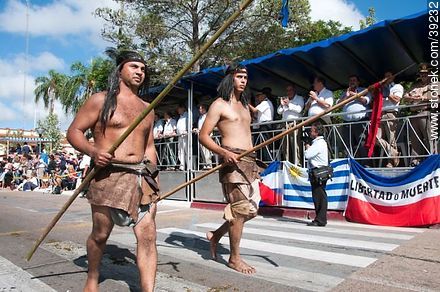 Indios con lanzas - Departamento de Tacuarembó - URUGUAY. Foto No. 39232