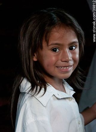 Niña representando un papel en la aparcería - Departamento de Tacuarembó - URUGUAY. Foto No. 39812