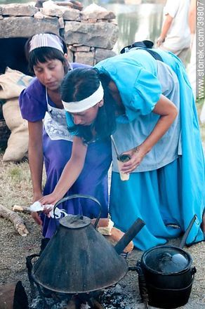 Chinas preparando un mate - Departamento de Tacuarembó - URUGUAY. Foto No. 39807